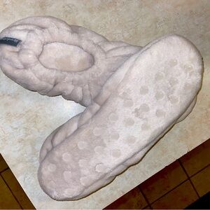 Brookstone Cozy Slippers -size 7 with grip bottom sole. Brand new